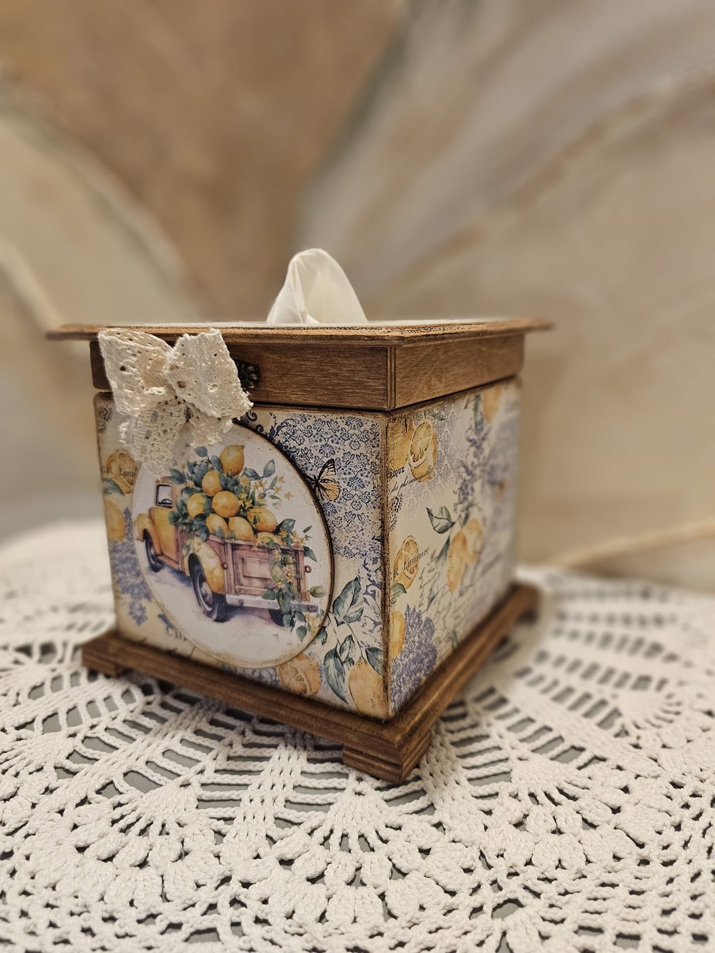 decoupage technikával készült citromos zsebkendőtartó