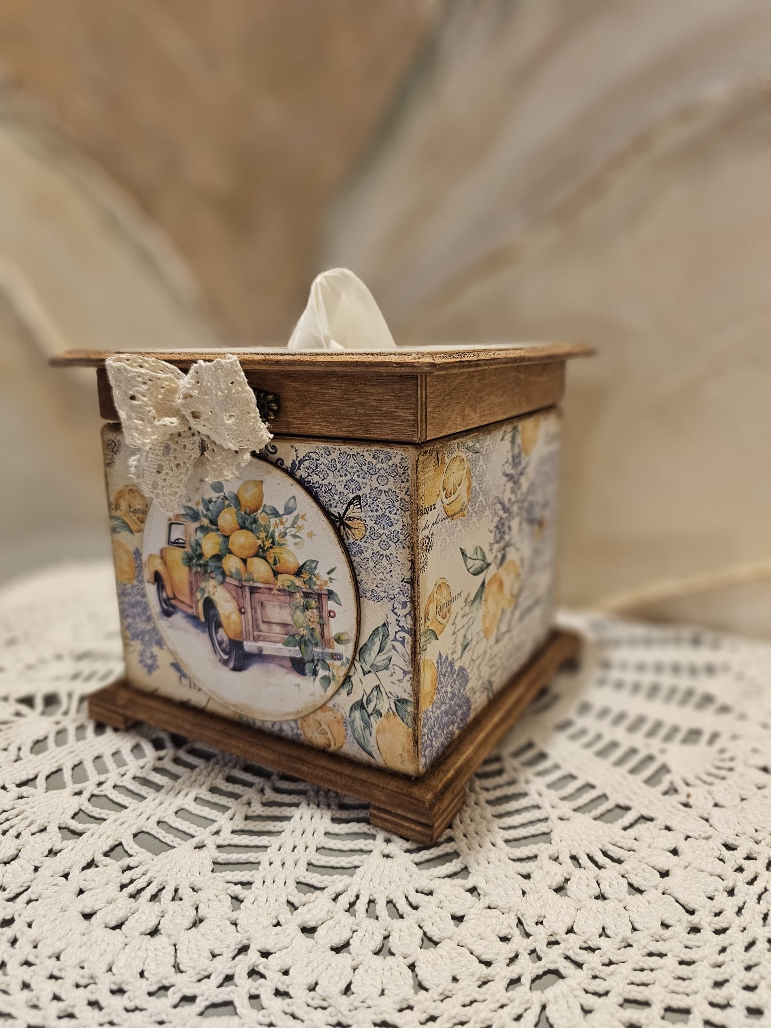 decoupage technikával készült citromos zsebkendőtartó