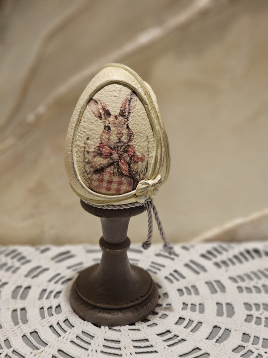 kézzel készített nyuszis húsvéti tojás dekor közelről