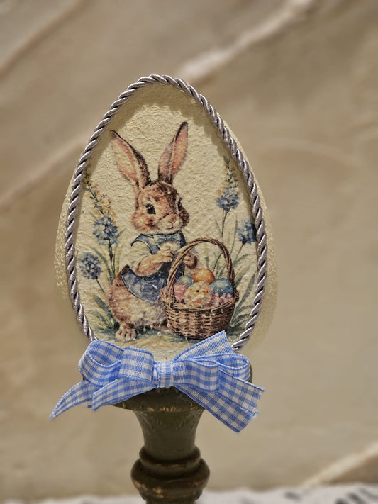 kézzel készített nyuszis húsvéti tojás dekor közelről