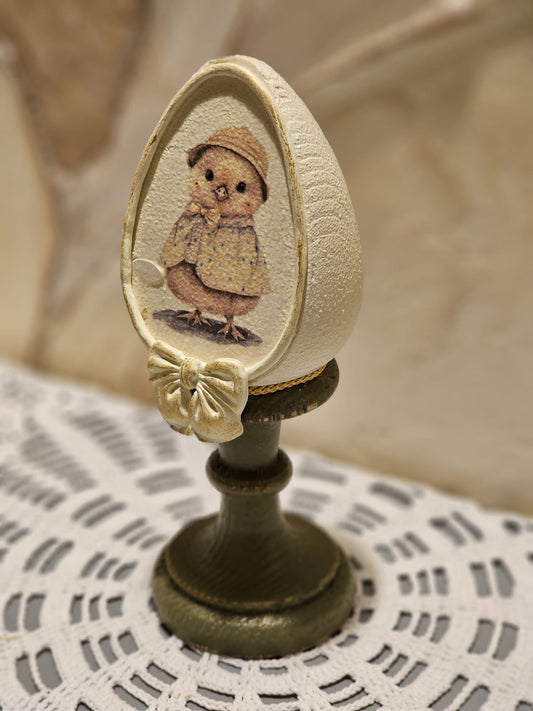 kézzel készített csibés húsvéti tojás dekor közelről